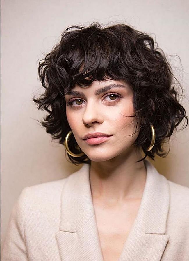 Imagen - Modelo con corte bixie en pelo rizado/@mrbondhair