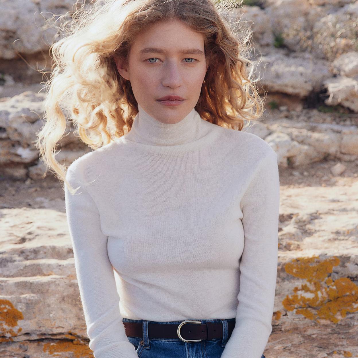 Bonitos vestidos midi con estampado de flores, camisas blancas con bordados y muchas otras novedades que acaban de aterrizar en las tiendas. ¡No te las puedes perder!