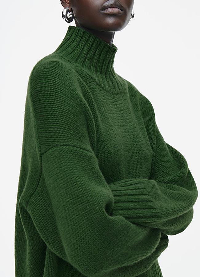 Imagen - Jersey en color verde con tejido de cashmere de COS.