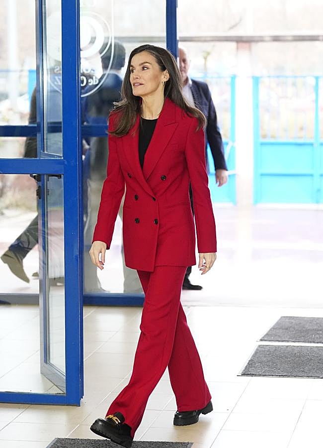 Imagen - la reina Letizia completó el look con mocasines negros. / LIMITED PICTURES