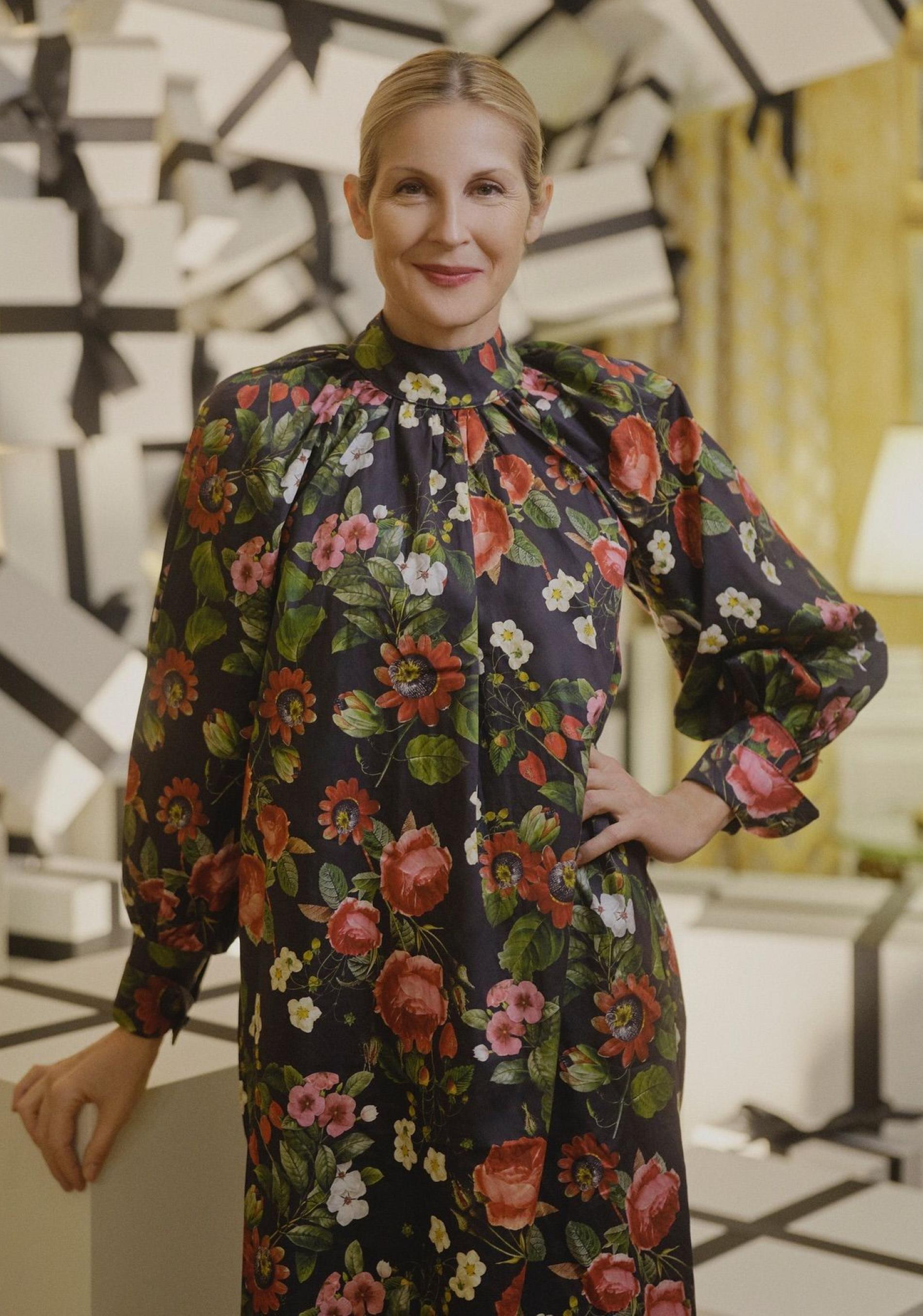 Kelly Rutherford con vestido de flores favorecedor a los 50 años