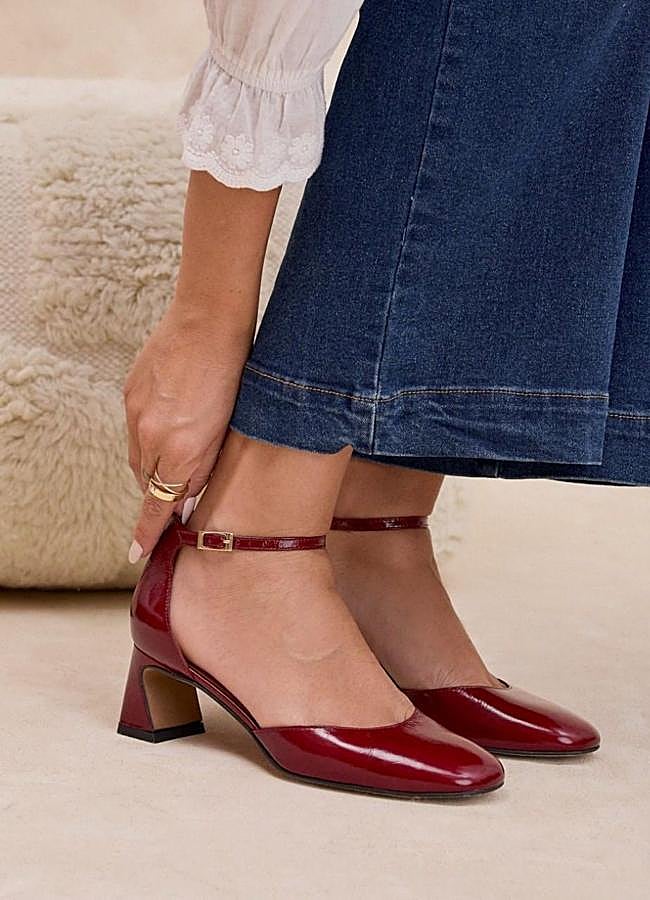 Imagen - Zapatos con pulsera y tacón bajo en burdeos