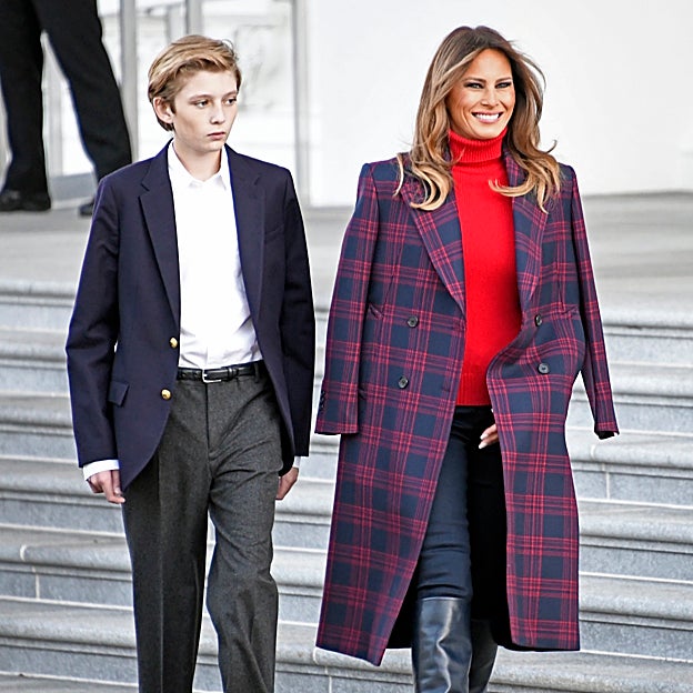 Una sonriente Melania Trump junto a un joven Barron. 