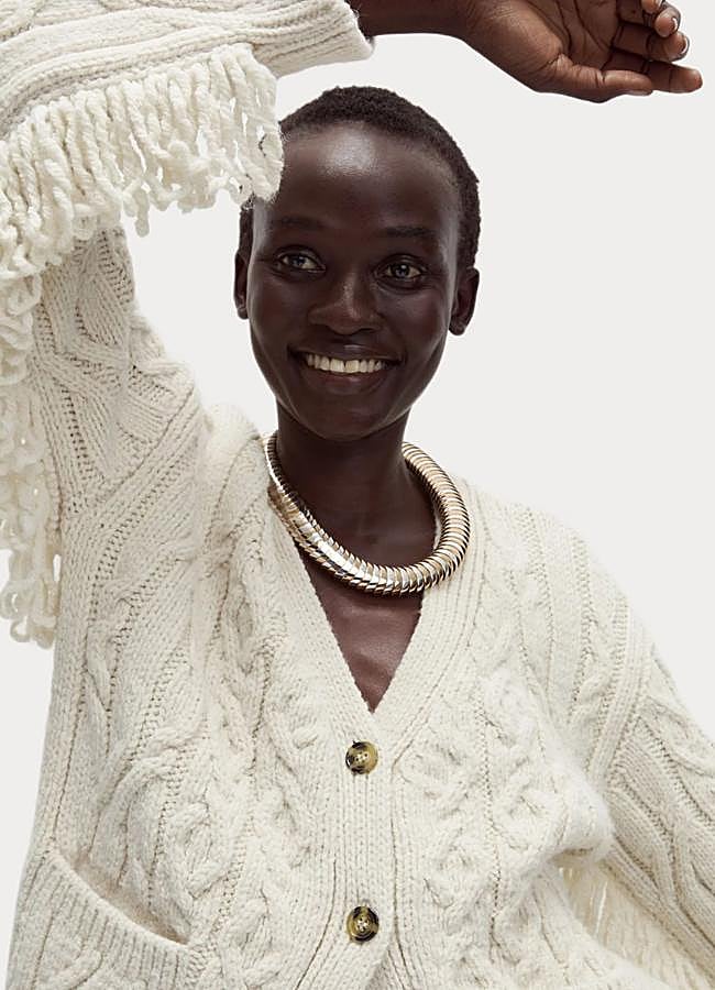 Imagen - Cáridgan trenzado oversize con flecos en color crudo