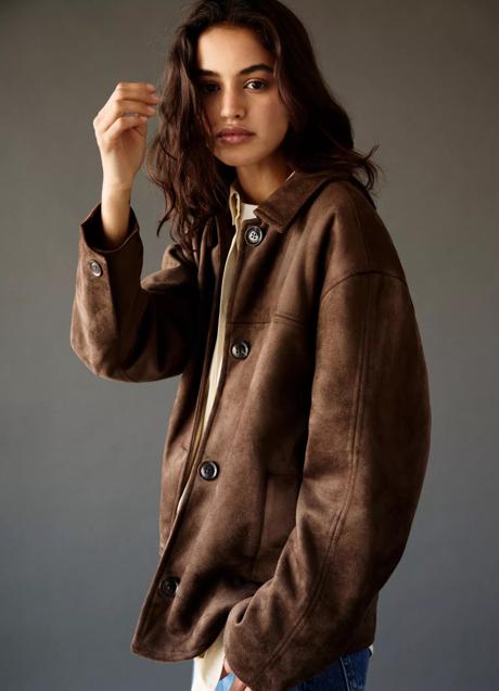 Imagen - Chaqueta de ante de Pull & Bear (39,99 euros)