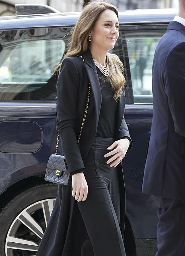 Imagen - Kate Middleton completó el look con un bolso de Chanel. / GTRES