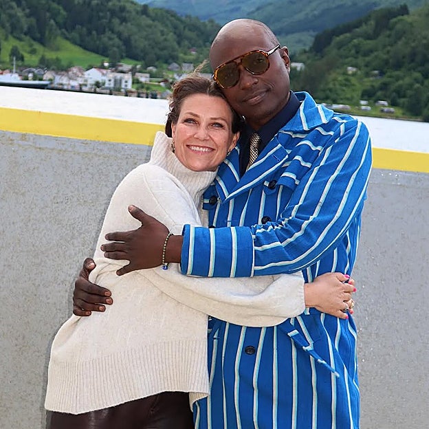 Marta Luisa y su esposo, acosados por la prensa sensacionalista. 