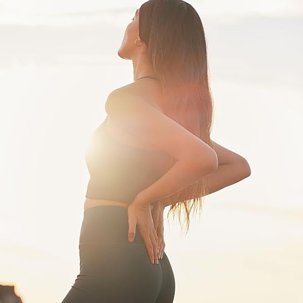 Mujer haciendo ejercicio al aire libre. 