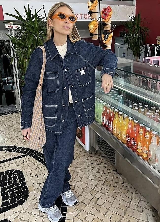 Imagen - Mujer con total look denim oscuro/@onparledemode