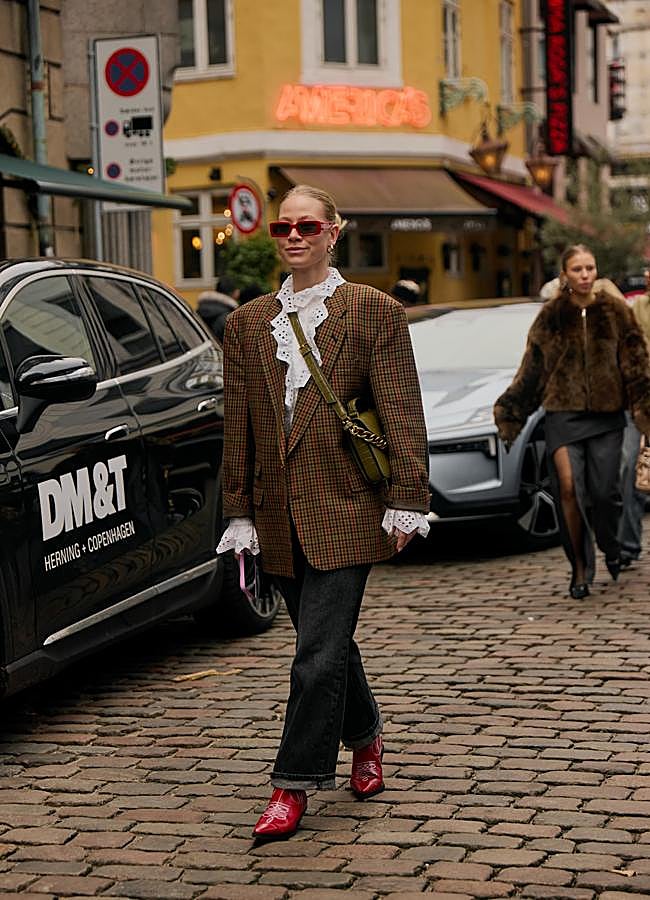 Imagen - Un look con camisa con volantes y blazer de cuadros. Foto: Launchmetrics spotlight.