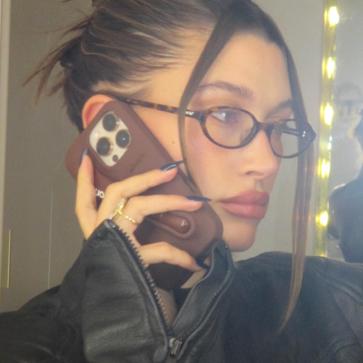 Imagen secundaria 1 - María Pombo, Hailey Bieber y Elsa Hosk con las gafas virales.