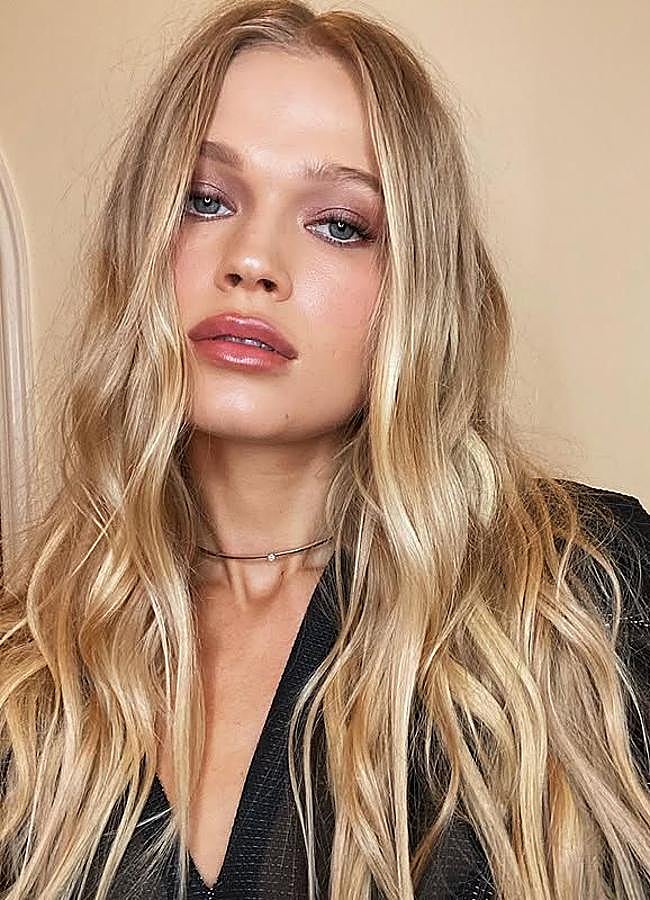 Imagen - Influencer con tono de rubio bohemio con mechas claras/@vitasidorkina
