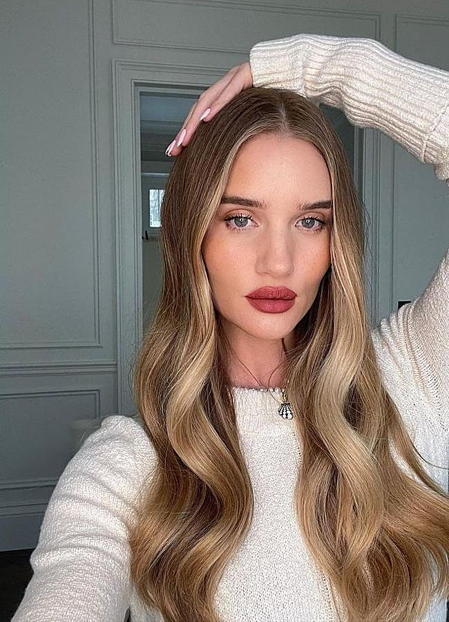 Imagen - Rosie Huntington-Whiteley con tono de rubio ante oscuro/@rosiehw