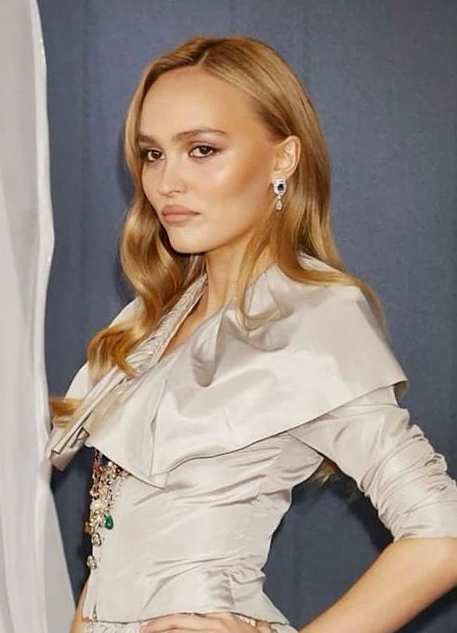 Imagen - Lily Rose-Depp con tono de rubio miel difuminado/@brycescarlett