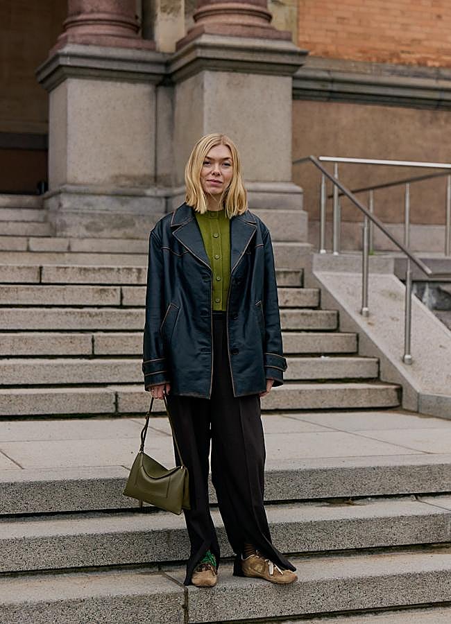 Imagen - Un look con accesorios en verde oliva. Foto: Launchmetrics spotlight.