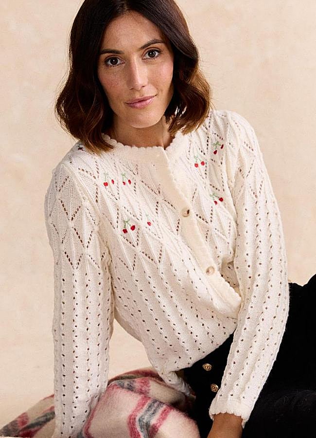 Imagen - Rebeca de punto calado con bordado de cerezas