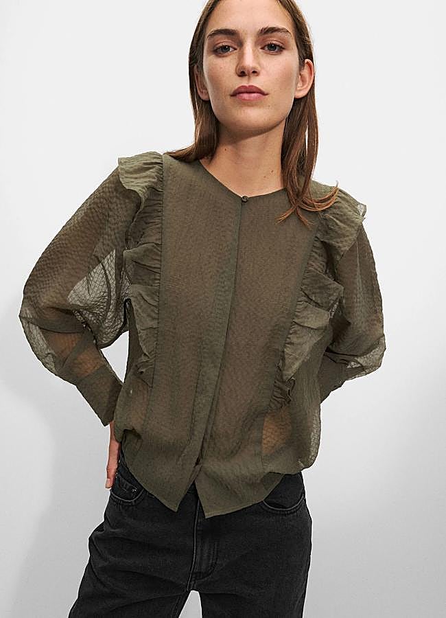 Imagen - Blusa con volantes en color verde de Parfois (15,99 euros).