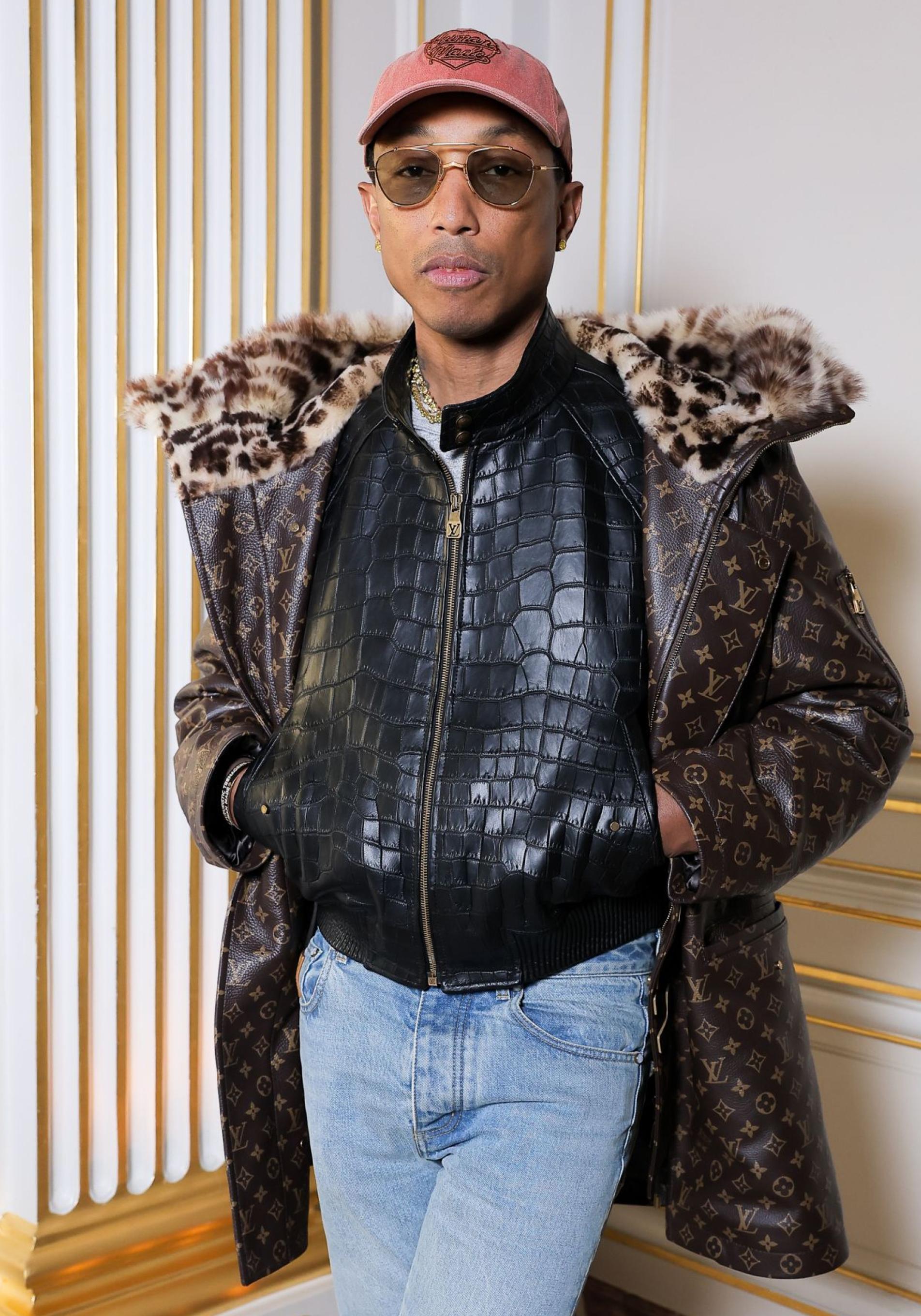 Pharrell Williams vestido de Louis Vuitton en el evento de presentación de su colección para Tiffany & Co.