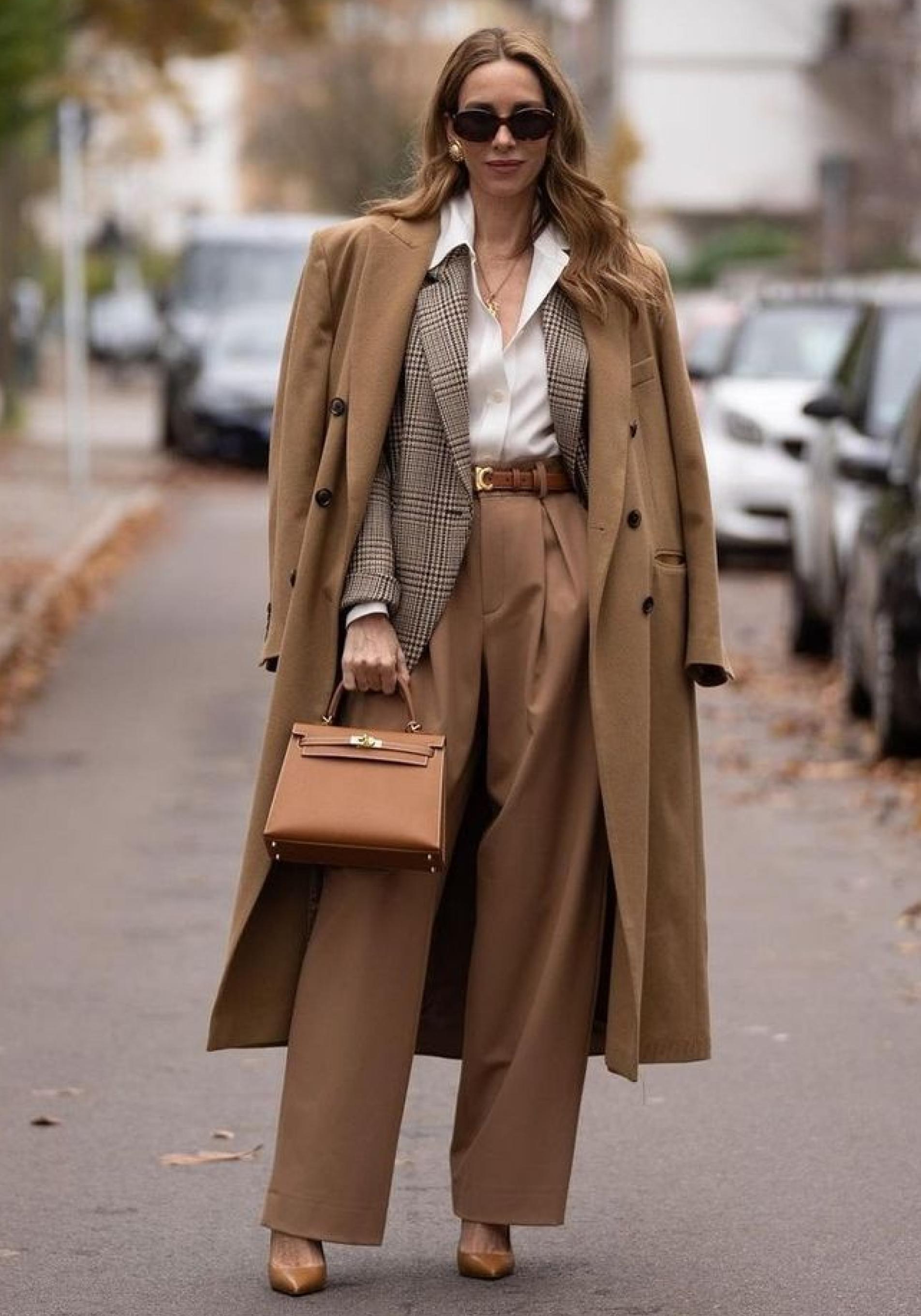 Influencer mayor de 50 con look de básicos elegante