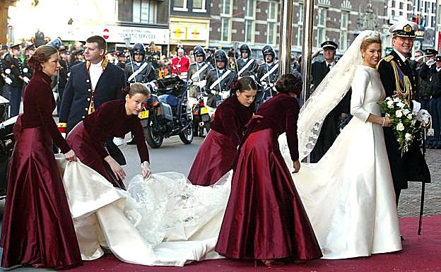 Máxima de Holanda el día de su boda junto a sus cuatro damas de honor. 