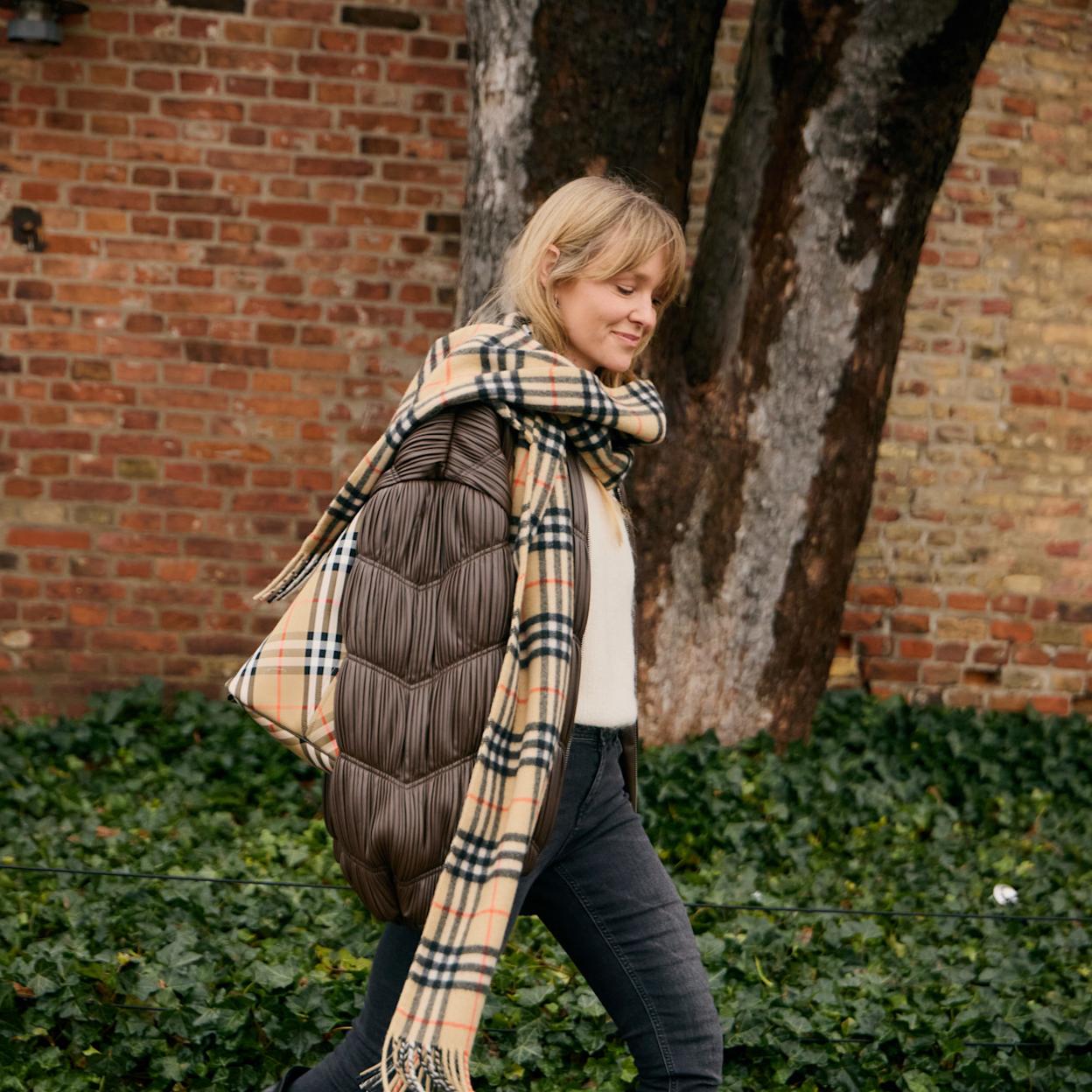 La bufanda más pija con estampado de cuadros regresa según las danesas