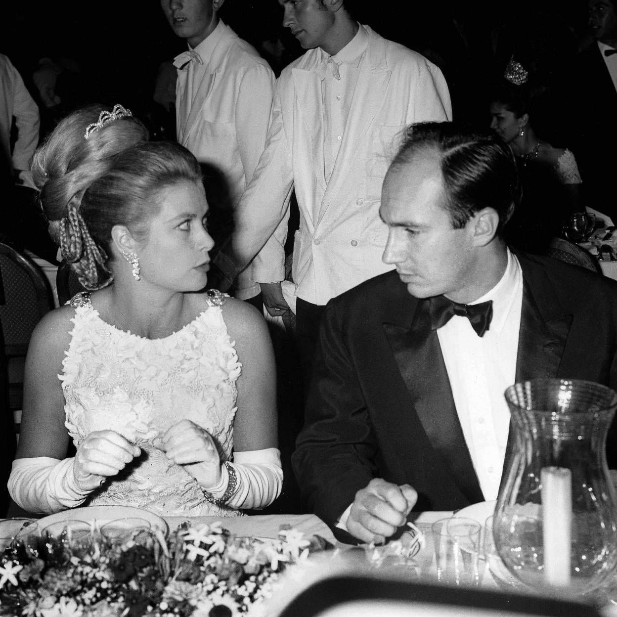 karim Aga Khan con Grace Kelly en uan cena en Monte Carlo en los años 70.