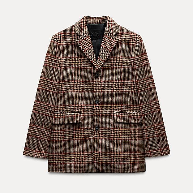 Imagen principal - Blazer cuadro mezcla lana ZW Collection de Zara (49,99€)/ Jersey lana cuello redondo de Mango (22,99€)/ Pantalón fluido con pinzar de Parfois (39,99€)