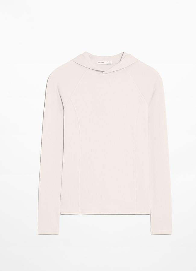 Imagen - Camiseta de manga larga con capucha en color piedra de Oysho.