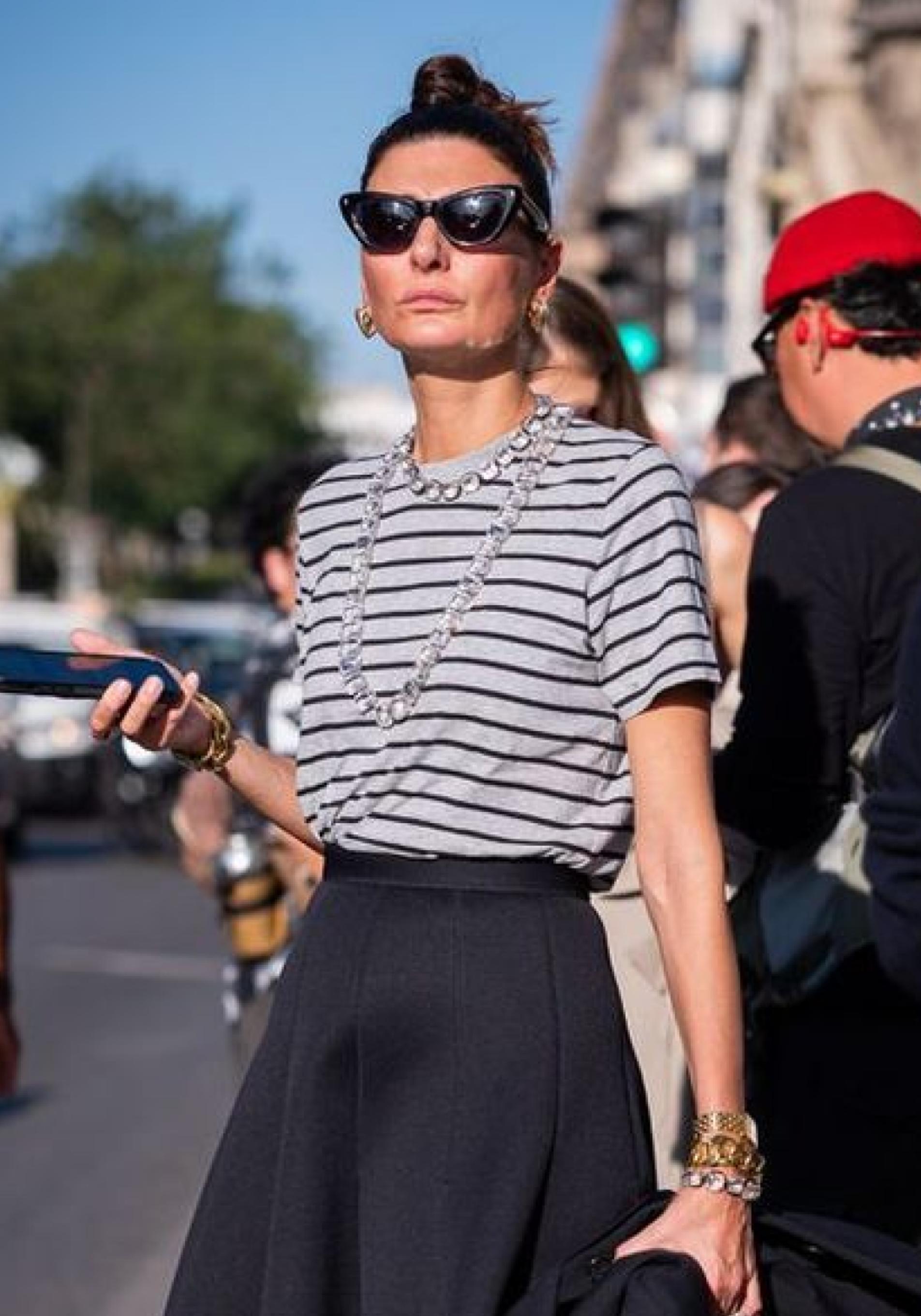 Influencer mayor de 50 años con camiseta de rayas
