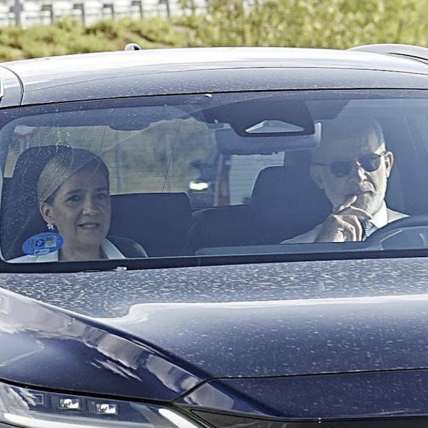 La famosa fotografía de la reconciliación: la infanta Cristina y el rey Felipe, de camino a la boda de Victoria López Quesada. 