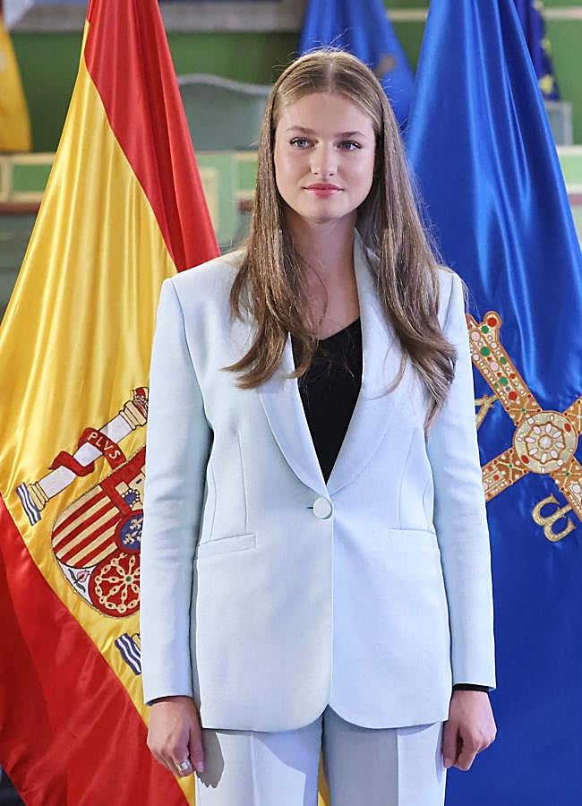 Imagen - la princesa Leonor con un traje con jersey negro. / LIMITED PICTURES