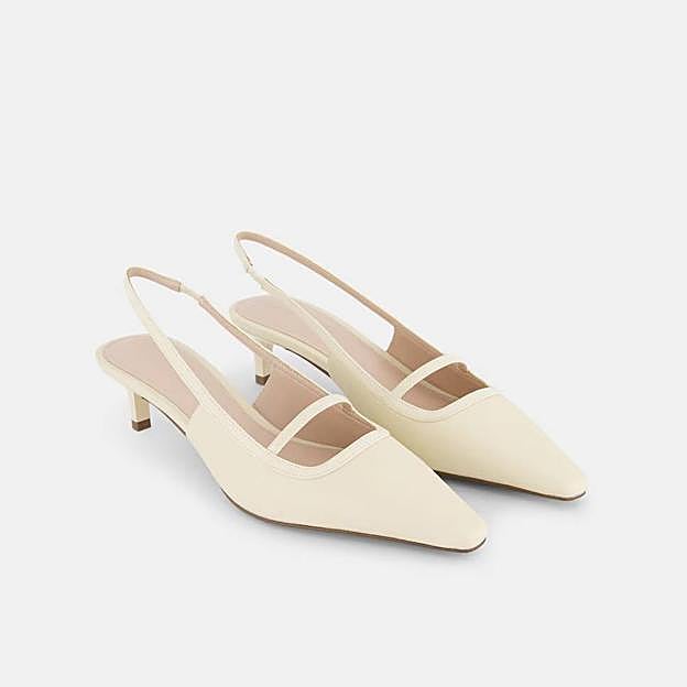 Imagen principal - Zapato de salón de tacón de mujer de Tintoretto (59€ en El Corte Inglés)/ Bolso tote con textura de Parfois (15,99€)/ Pañuelo para cuello rayas azul de Women'secret (9,99€)