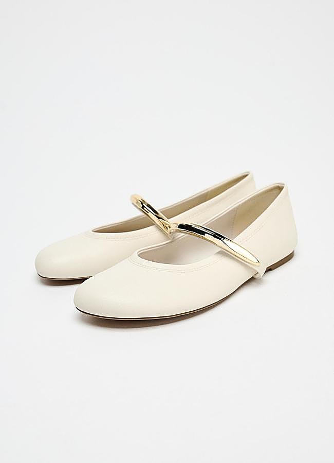 Imagen - Bailarinas con tira metálica de Zara.