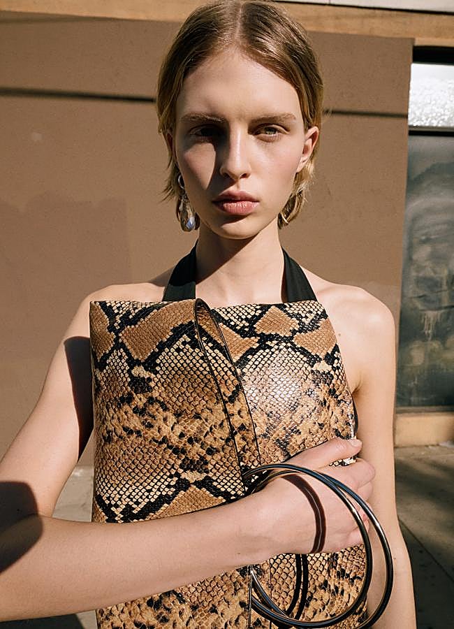 Imagen - Bolso de piel con asa metálica (179,99 euros): Foto: Mango.