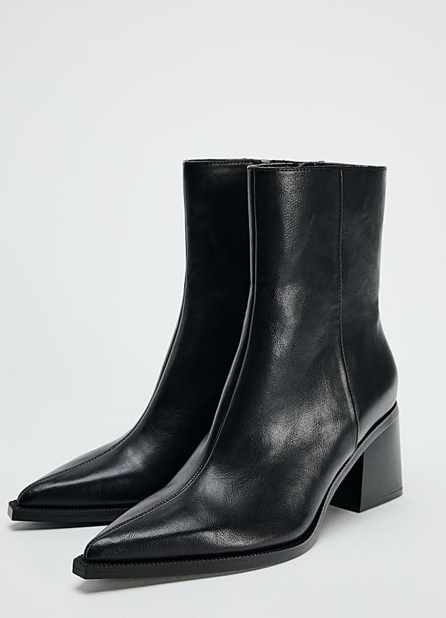 Imagen - Botines con punta en negro de Zara.
