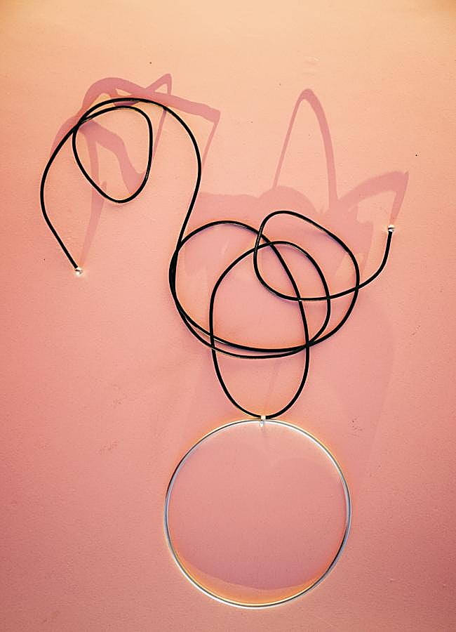 Imagen - Collar redondo XL con tira en negro de Mango.