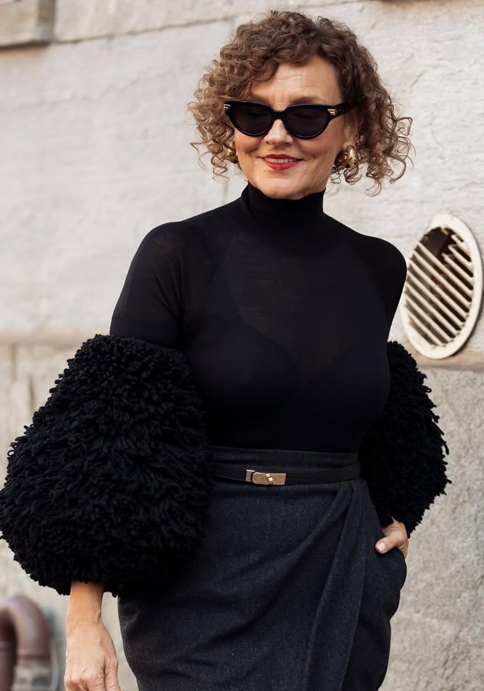 Pelo rizado a los 50, las claves de los expertos para cuidarlo y evitar que se encrespe