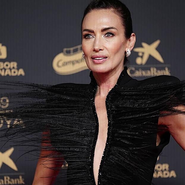 El espectacular vestido de Alta Costura de Nieves Álvarez en los Premios Goya 2025: plumas, guantes y brazalete de Bvlgari
