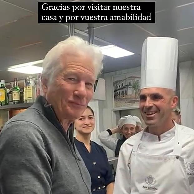 Richard Gere saluda al chef del restaurante. 