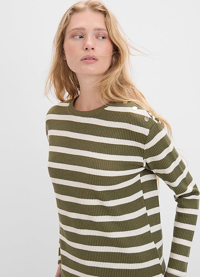 Imagen - Camiseta con estampado de rayas en verde de Cortefiel (9,99 euros).