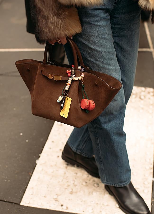 Imagen - Un bolso en marrón con detalle de charms. Foto: launchmetrics spotlight.