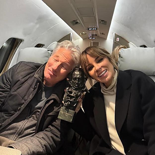 Richard Gere y su mujer Alejandra Silva, con el Goya que ha logrado el actor. 