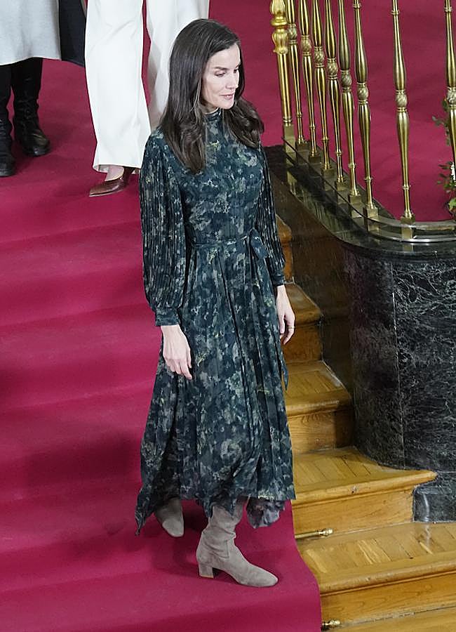 Imagen - El look con botas de la reina Letizia. FOTO: Limited Pictures.