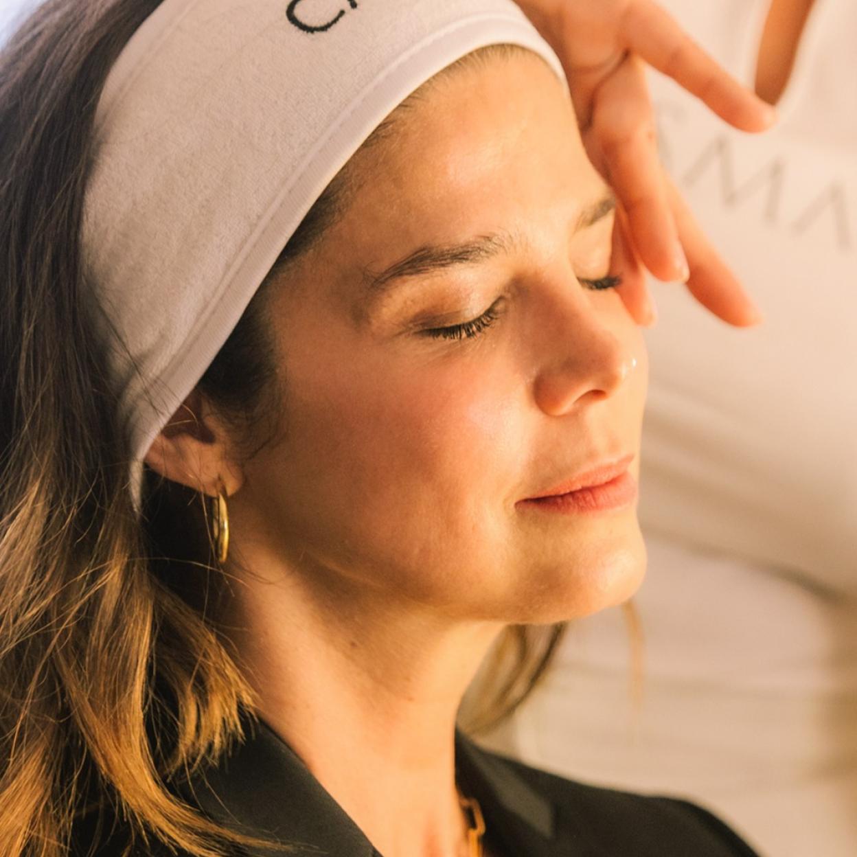 Juana Acosta preparando su piel antes de los Premios Goya.