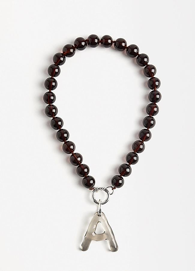 Imagen - Collar con detalle de cuentas y letra de Parfois.