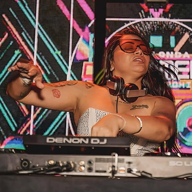Una DJ en plena acción en el club de Salvador de Bahía. 