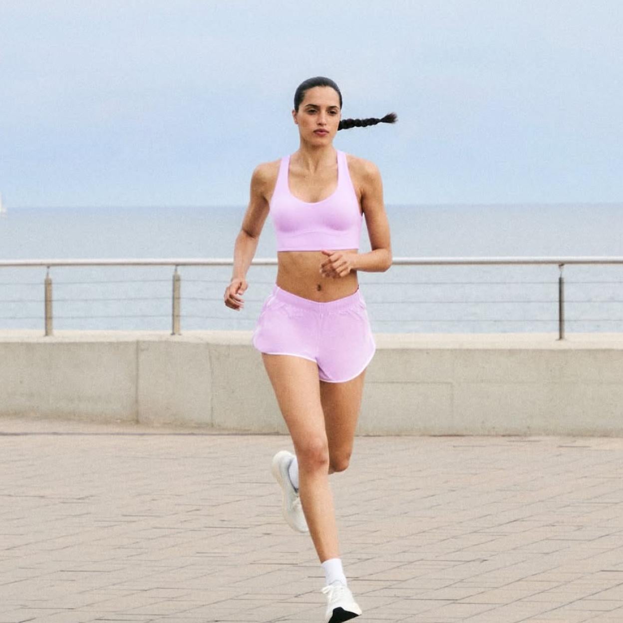 Estos son los sérums con efecto lifting para evitar el descolgamiento facial mientras corres