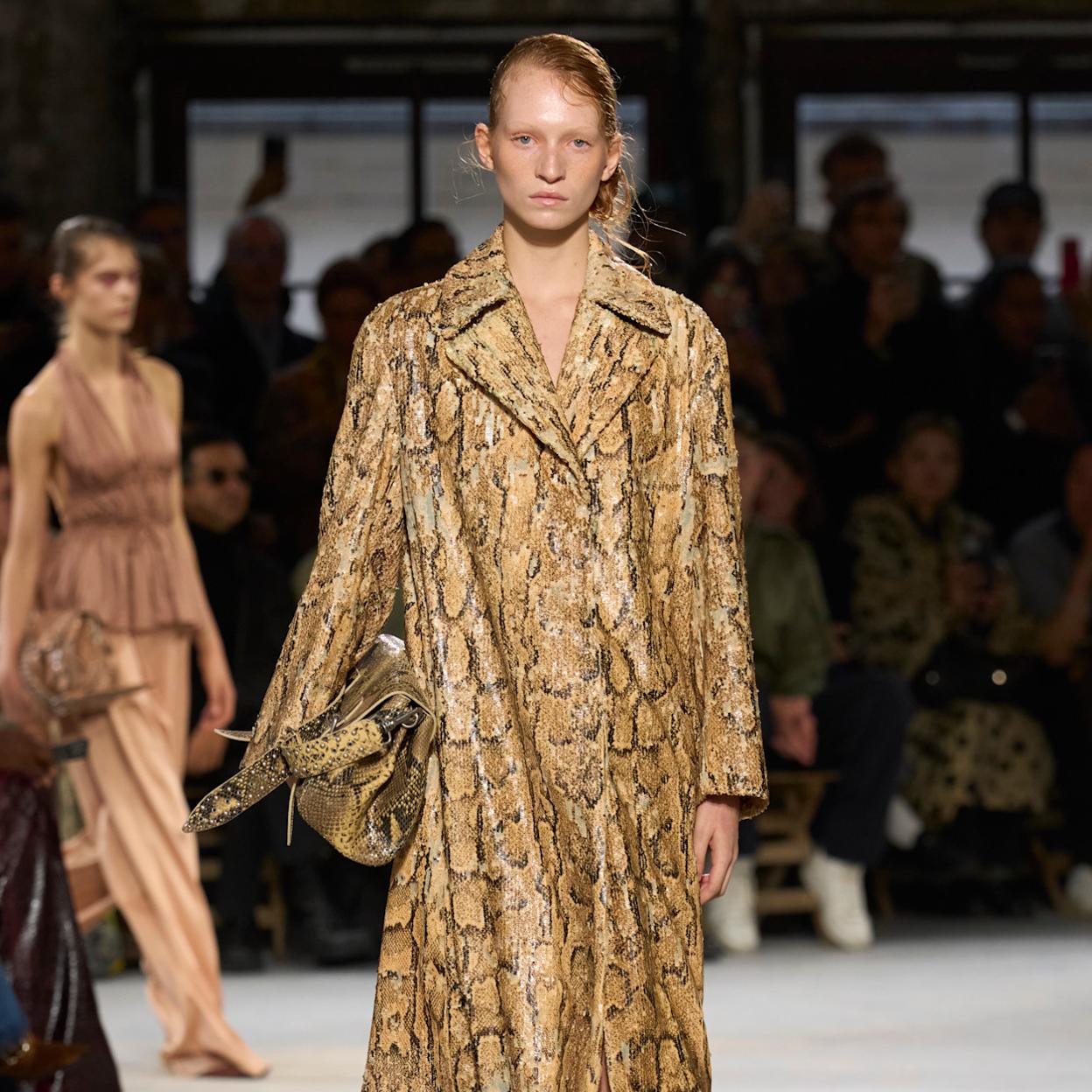 El estampado de moda que favorece en 2025 es la piel de serpiente.