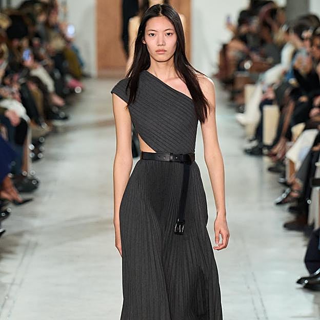 Imagen principal - Looks del desfile FW25 de Michael Kors.