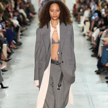 Imagen secundaria 1 - Looks del desfile FW25 de Michael Kors.